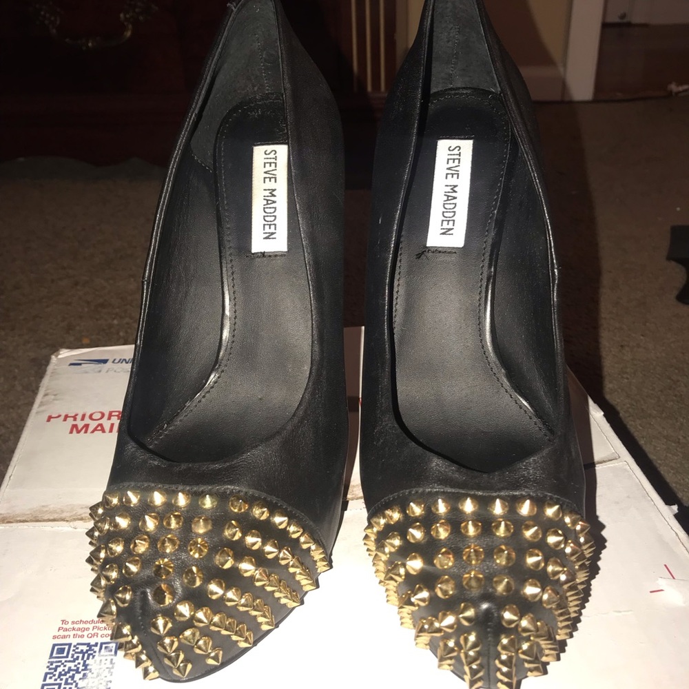 Black Steve Madden studded pumps